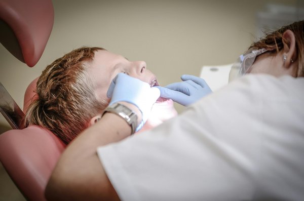 Soins dentaires enfants : Prévention et conseils contre les caries